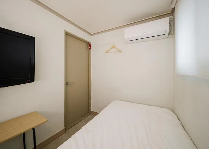 Hostel J5 *