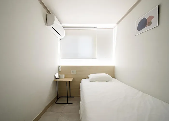 Hostal J5 *