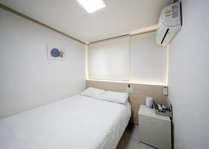 J5 Hostal *