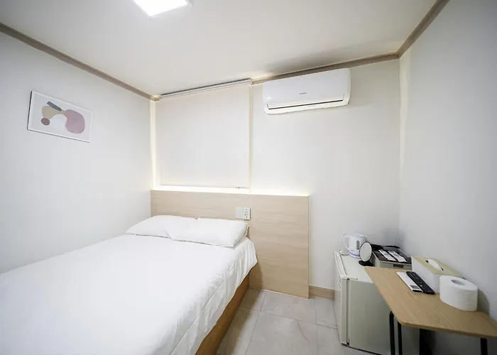 Hostal J5 *