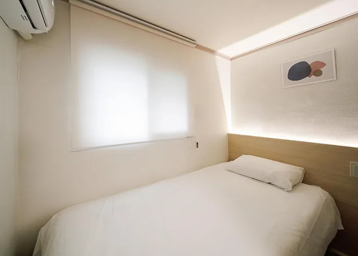 Hostal J5 *