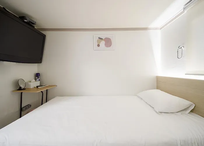 Hostal J5 *